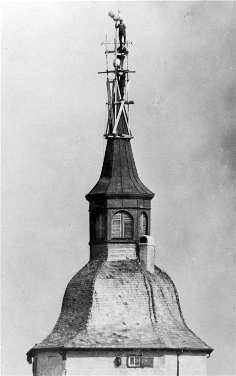 Der neue Wetterhahn wird auf dem Stadtturm angebracht (um 1930).