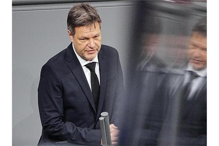Der neue Wirtschafts- und Klimaschutzminister Robert Habeck (Grüne) bei seiner ersten Rede im Bundestag. Foto: Michael Kappeler/dpa