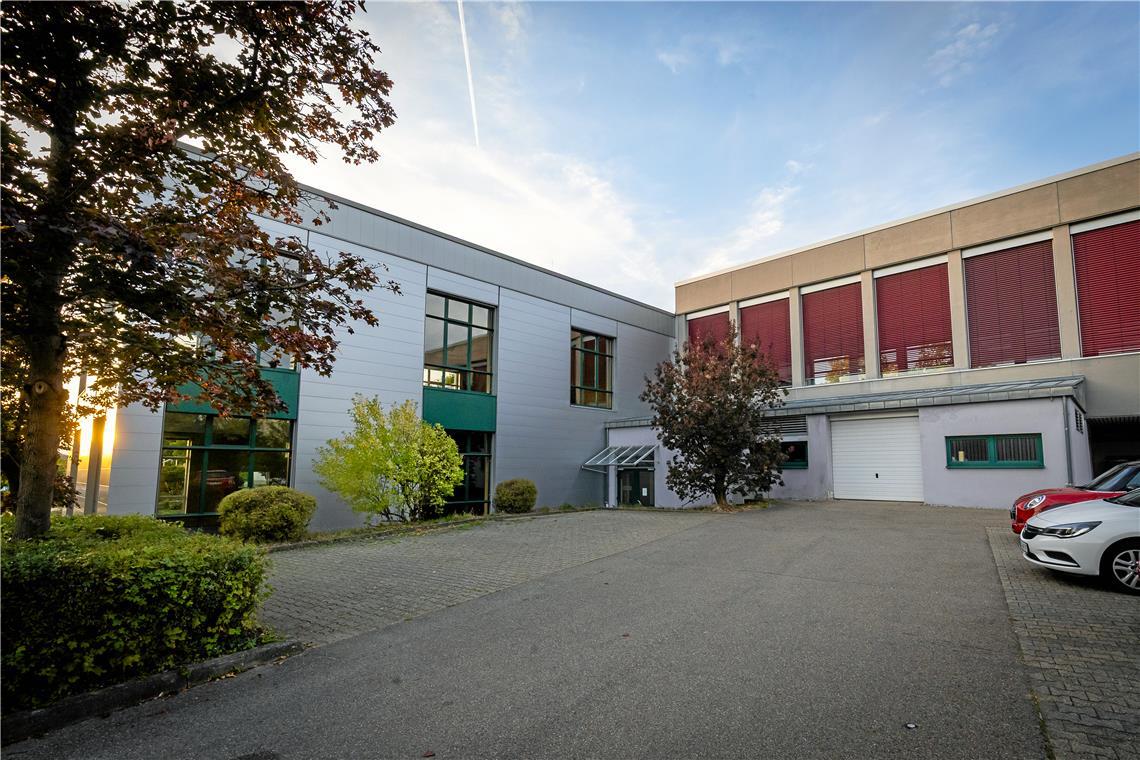 Der neuere Anbau der Allmersbacher Halle (links) muss nicht saniert werden. Beim alten Teil des Gebäudes mit der Turnhalle plant die Gemeindeverwaltung den Austausch der Fenster und in diesem Zuge auch die Dämmung der Fassade. Foto: Alexander Becher