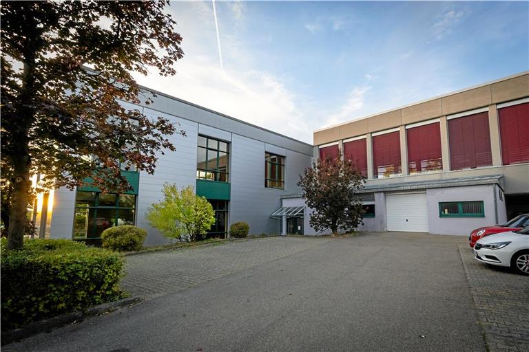 Der neuere Anbau der Allmersbacher Halle (links) muss nicht saniert werden. Beim alten Teil des Gebäudes mit der Turnhalle plant die Gemeindeverwaltung den Austausch der Fenster und in diesem Zuge auch die Dämmung der Fassade. Foto: Alexander Becher