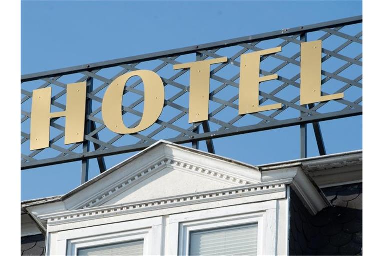 Der neuerliche Corona-Lockdown hat die Kurzarbeit in Deutschland wieder stark ansteigen lassen. Besonders hart getroffen sind Hotels und Gaststätten. Foto: Stefan Sauer/dpa-Zentralbild/dpa