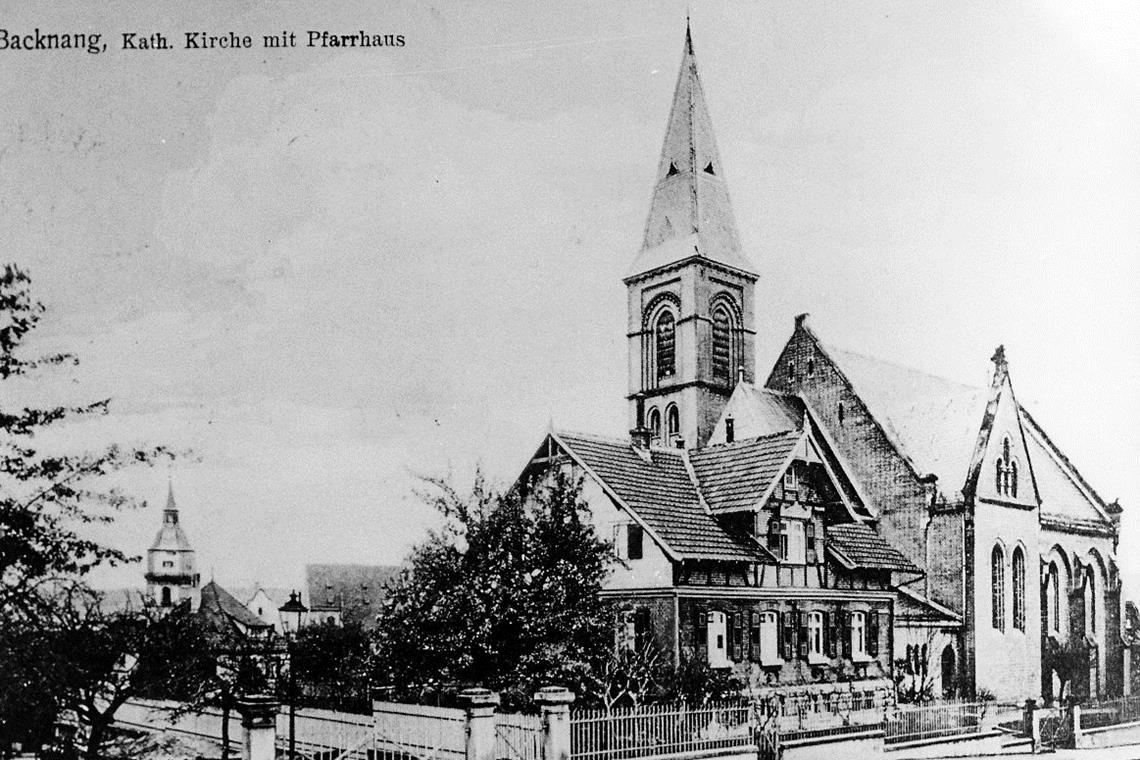 Der neugotische Kirchenbau mit Pfarrhaus entstand auf einem kleinen Platz an der Bahnhofstraße.