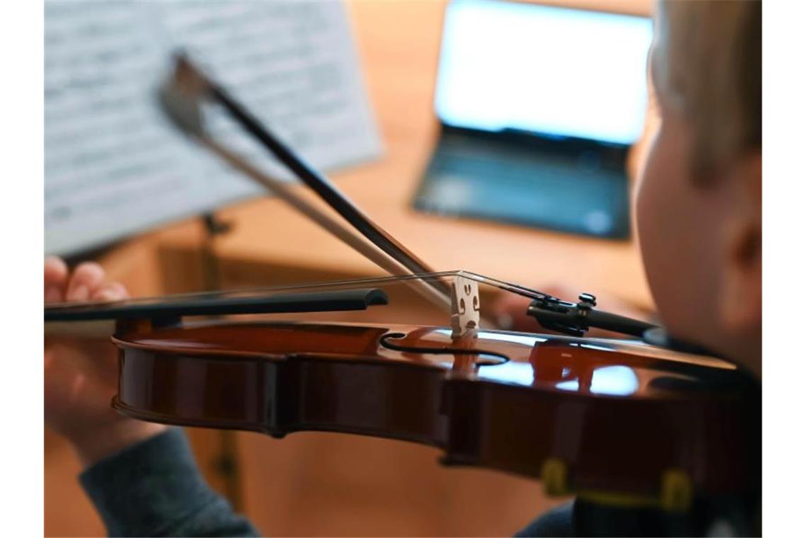 Spielen vor dem PC: Musikschüler im Lockdown Der neun Jahre alte Benjamin übt vor seinem Computer mit seiner Geige. Foto: Uli Deck/dpa