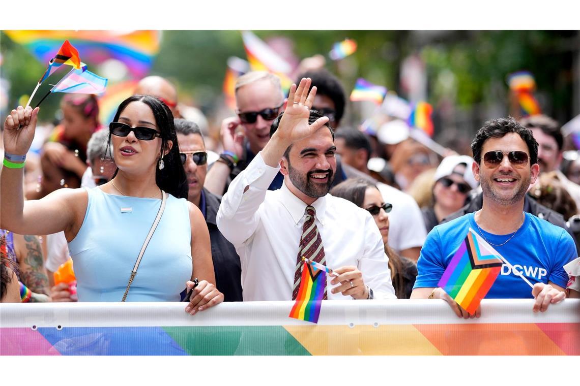 Der New Yorker Bürgermeister Zohran Mamdani schwenkt eine Regenbogenfahne.