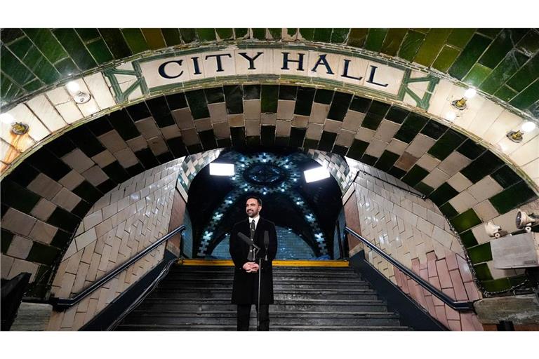 Der New Yorker Bürgermeister Zohran Mamdani spricht nach seiner Vereidigung in der U-Bahn-Station Old City Hall.