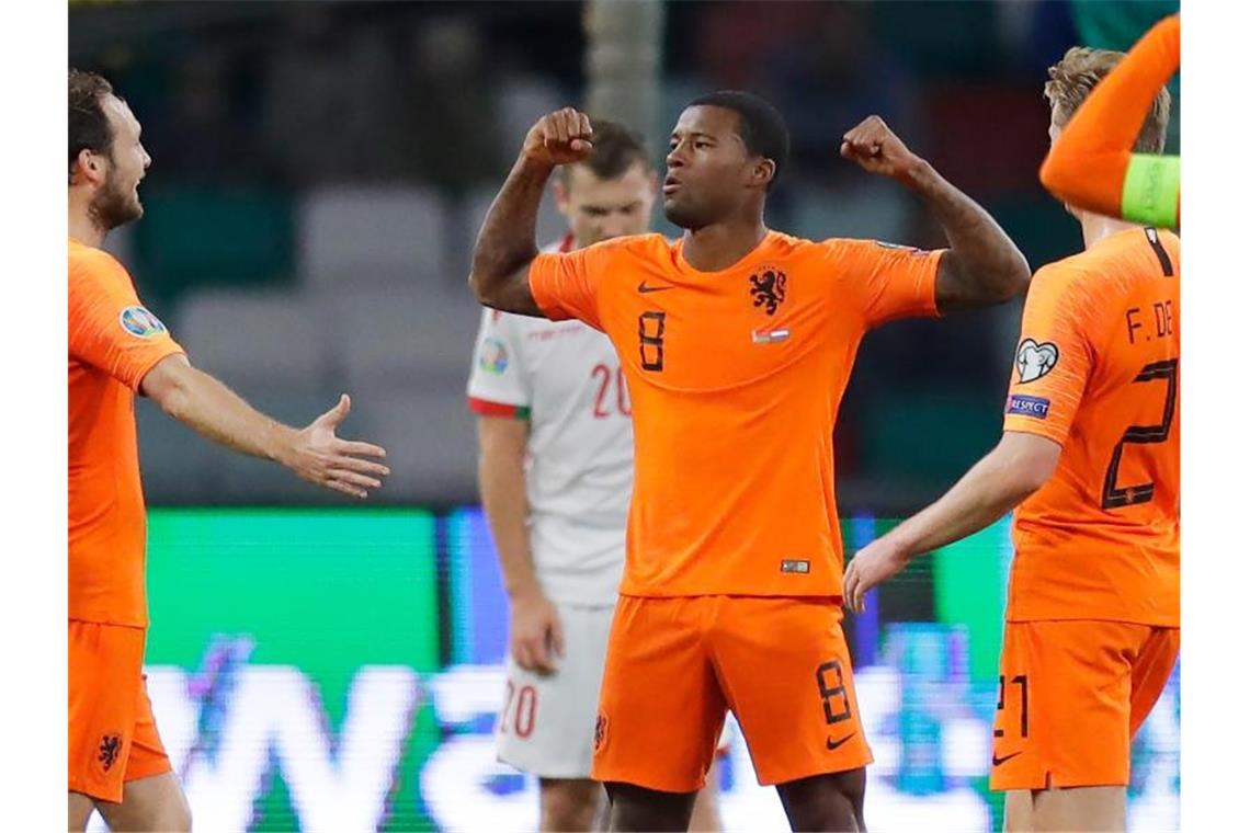 Niederlande legt vor: Doppelpack von Wijnaldum in Minsk Der Niederländer Giliano Wijnaldum (M) feiert ein Tor gegen Weißrussland. Foto: Sergei Grits/AP/dpa