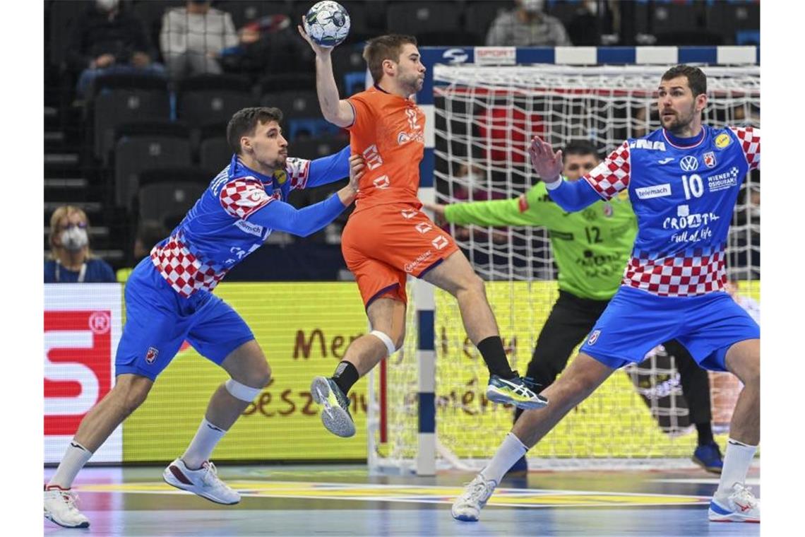 Frankreich komplettiert Halbfinale der EM Der Niederländer Luc Steins (M) kommt am zum Wurf auf das Tor der Kroaten. Foto: Tibor Illyes/MTI/AP/dpa