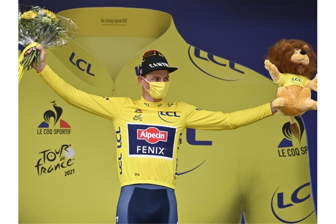 Der Niederländer Mathieu van der Poel trägt weiter das Gelbe Trikot. Foto: David Stockman/BELGA/dpa