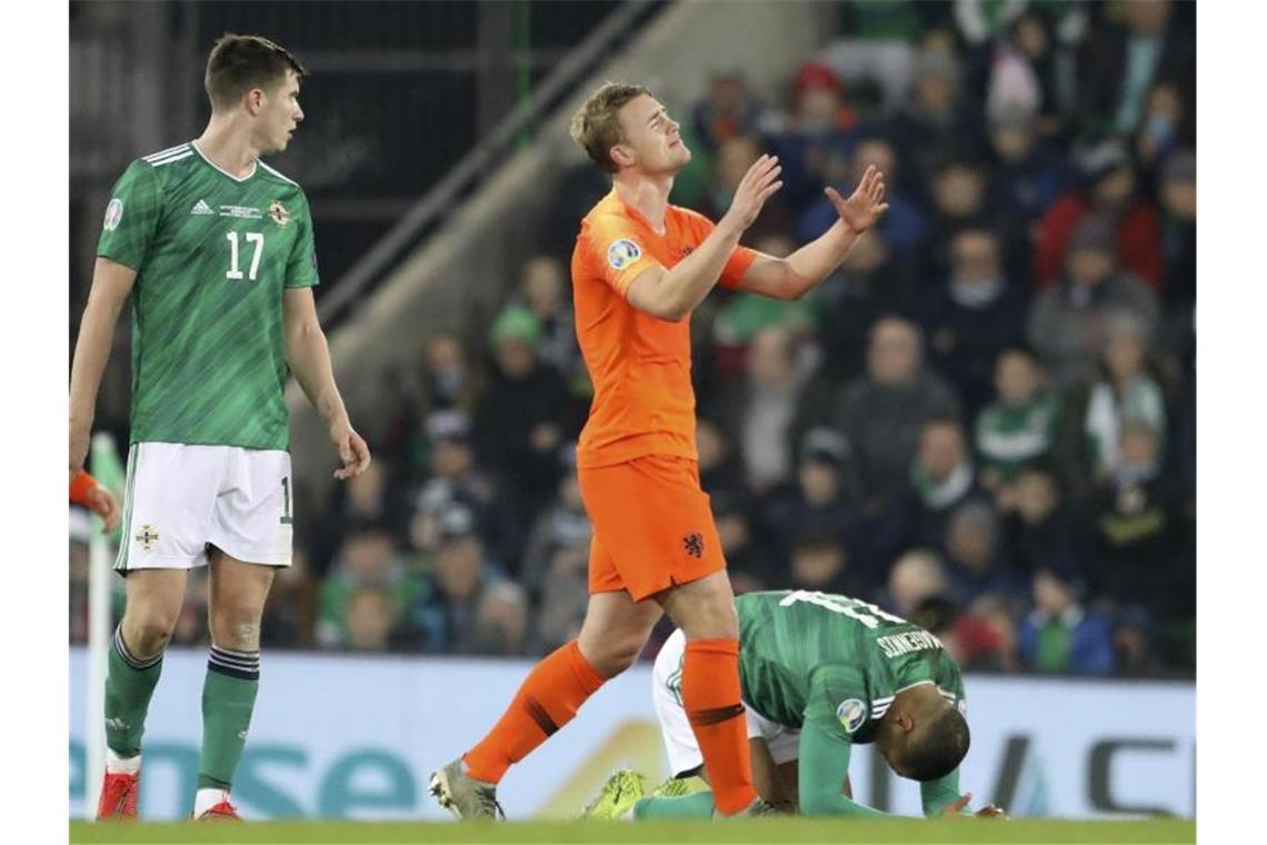 Der Niederländer Matthijs de Ligt (M) aus den Niederlanden hadert mit einer vergebenen Chance. Foto: Peter Morrison/AP/dpa