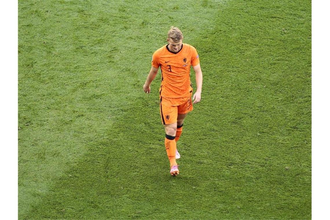 „Sehr großer Rückschlag“ für Oranje - Tschechien verblüfft Der Niederländer Matthijs de Ligt verlässt nach einer Roten Karte den Platz. Foto: Pa/PA Wire/dpa