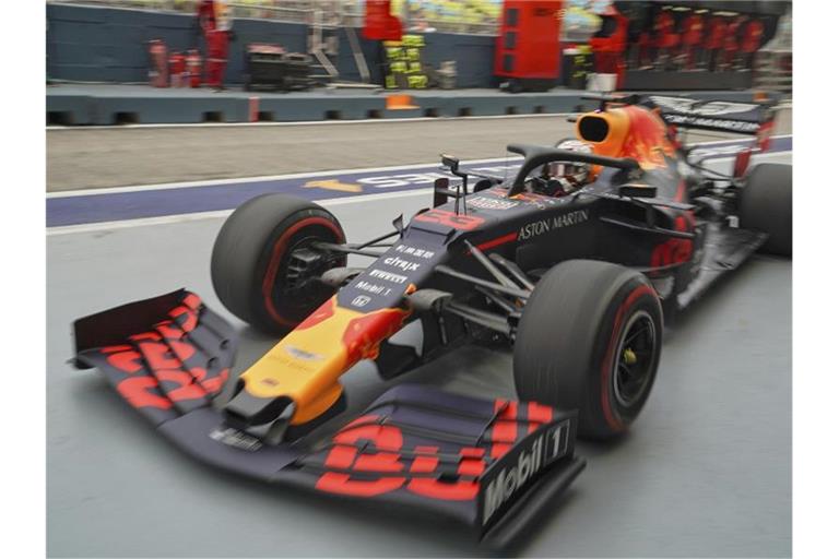 Der Niederländer Max Verstappen fuhr im ersten Training die Bestzeit. Foto: Vincent Thian/AP