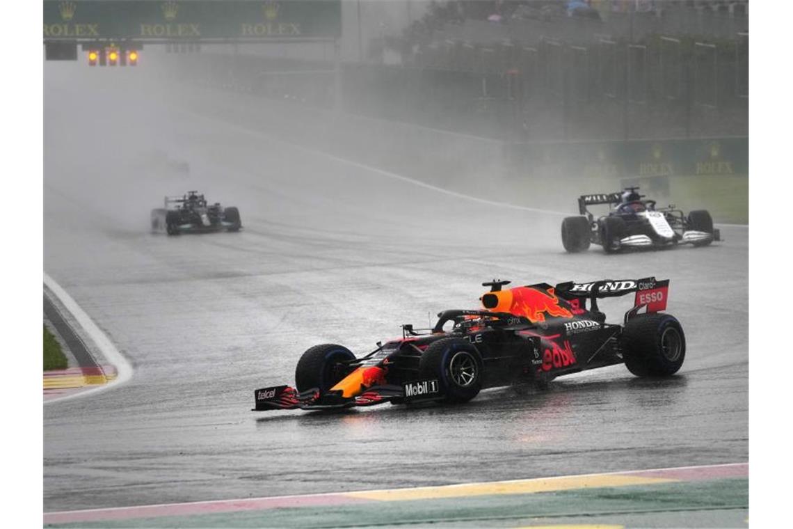 Der Niederländer Max Verstappen (M) vom Team Red Bull Racing steuert sein Auto auf der nassen Rennstrecke. Foto: Francisco Seco/AP/dpa