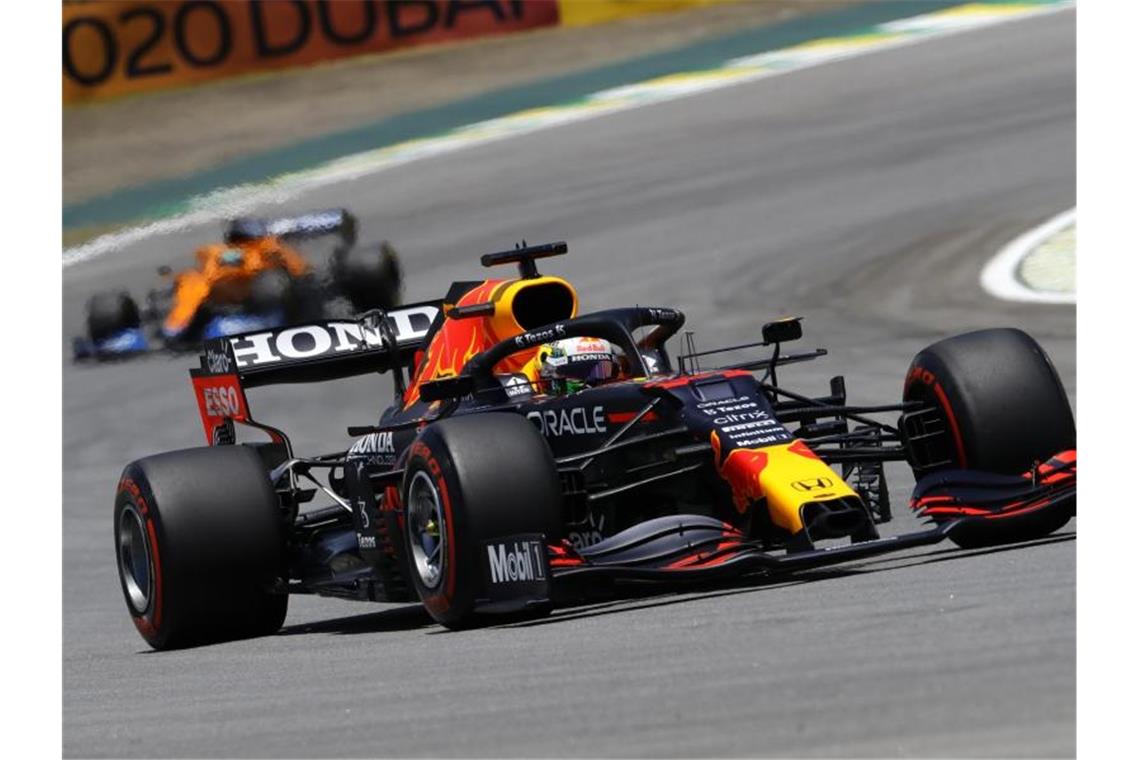 Flügel-Desaster für Hamilton: Verstappen baut WM-Führung aus Der Niederländer Max Verstappen steuert seinen Red-Bull-Boliden auf der Rennstrecke. Foto: Marcelo Chello/AP/dpa