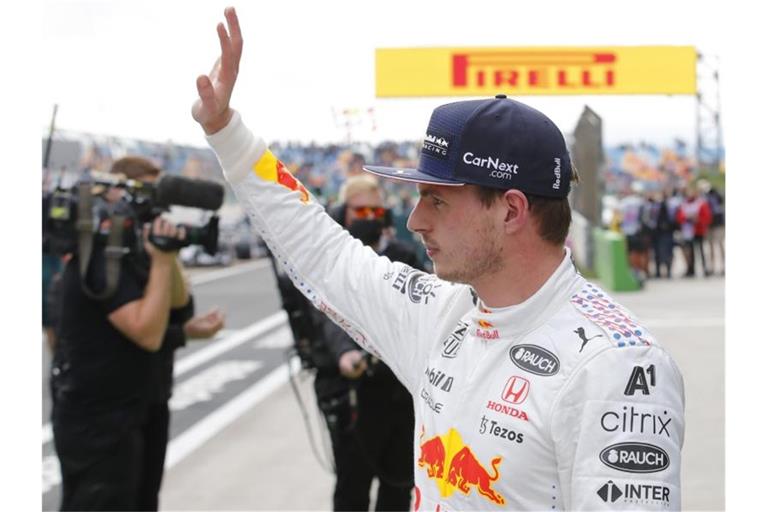 Der Niederländer Max Verstappen vom Team Red Bull Racing winkt den Zuschauern nach Ende des Qualifyings zu. Foto: Umit Bektas/Pool Reuters/dpa