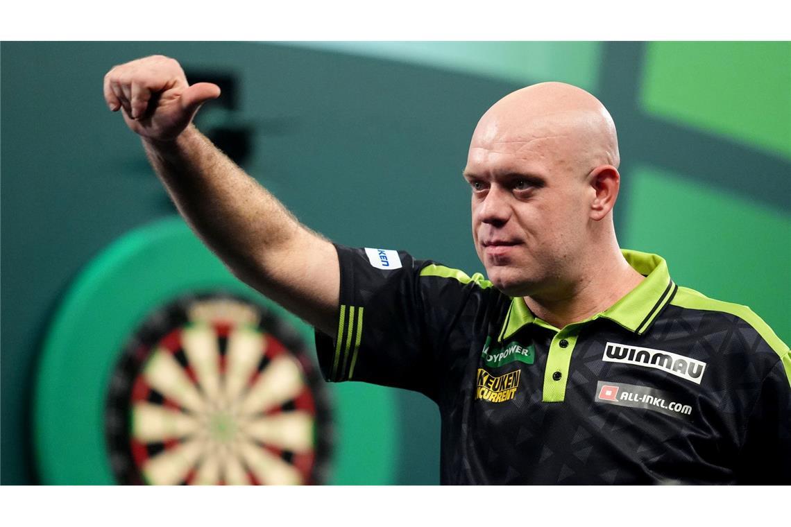 Der Niederländer Michael van Gerwen feiert seinen Sieg über den Deutschen Arno Merk.