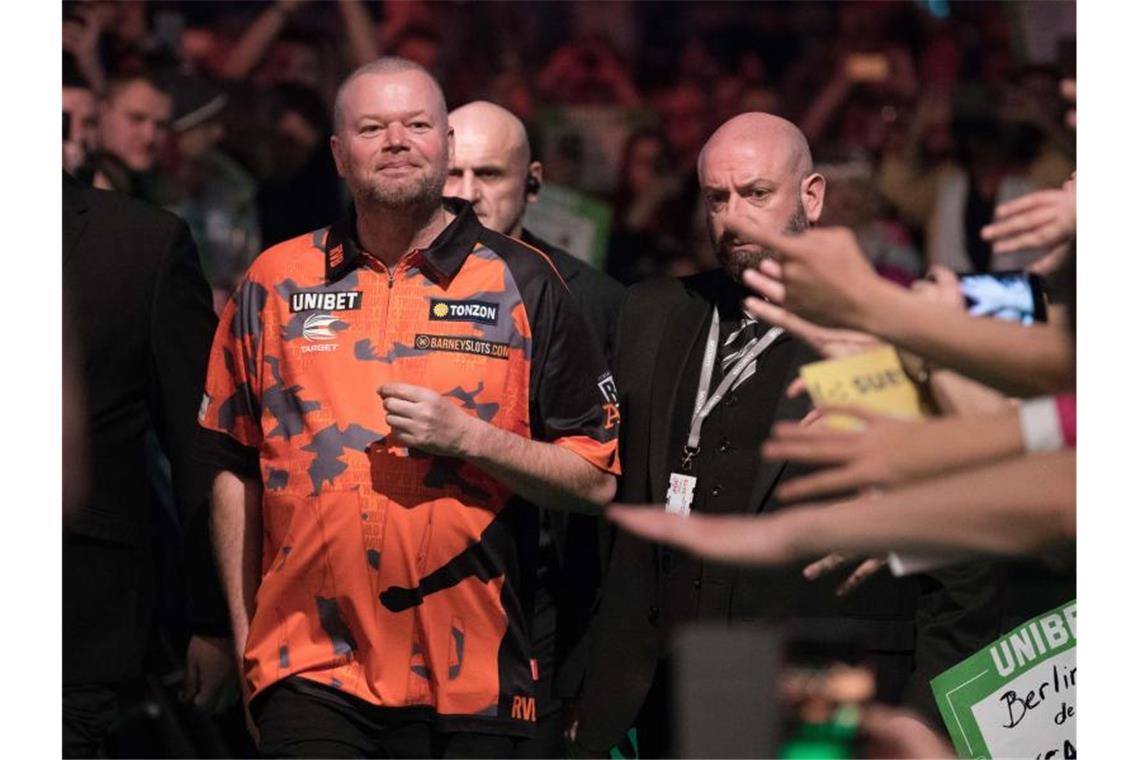 Der niederländische Dartsprofi Raymond van Barneveld (l) hatte 2019 eigentlich seine Karriere beendet. Foto: Jörg Carstensen/dpa