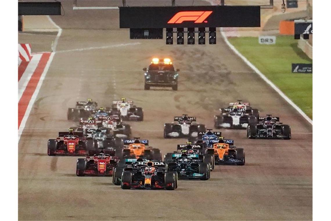 Mick Schumacher bei Debüt „viel gelernt“ - Hamilton gewinnt Der niederländische Fahrer Max Verstappen vom Team Red Bull Racing führt beim Start das Feld an. Foto: Hasan Bratic/dpa