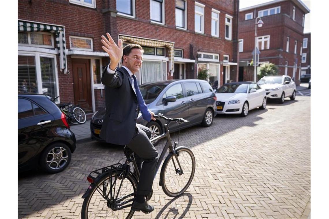 Der niederländische Ministerpräsident Mark Rutte kam mit dem Fahrrad zur Stimmabgabe. Letzte Umfragen sahen seine konservativ-liberale VVD gleichauf mit der Rechtspartei FvD bei jeweils 15 Prozent. Foto: Phil Nijhuis/AP