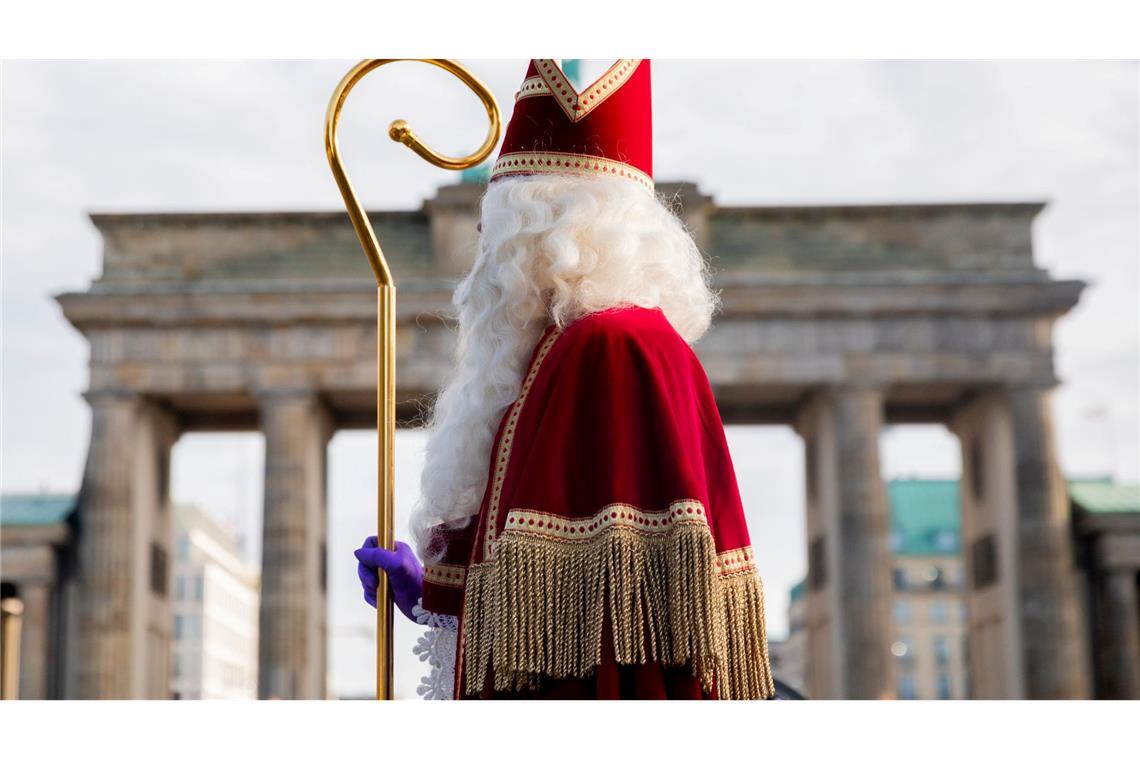 Wer uns während der Weihnachtszeit ins Haus kommt Der niederländische Sinterklaas reist traditionell mit dem Dampfschiff an. (Archivbild)