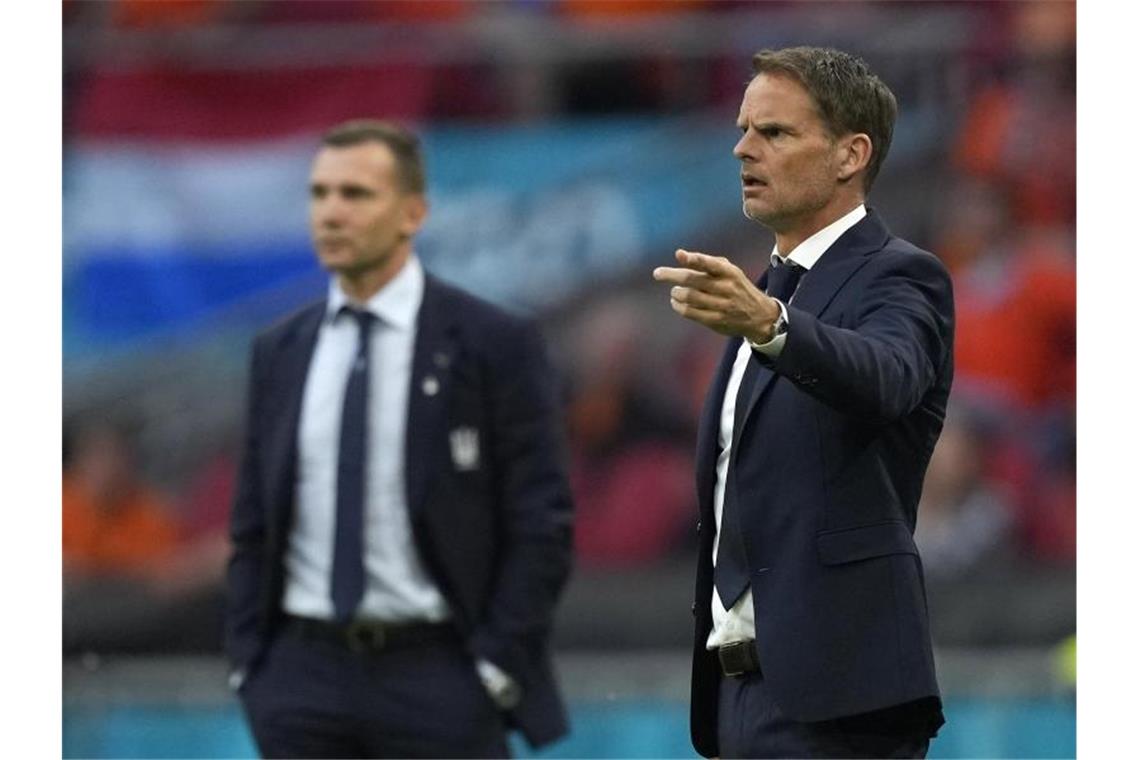 Der niederländische Trainer Frank de Boer (r) und der ukrainische Coach Andrej Schewtschenko. Foto: Peter Dejong/AP Pool/dpa
