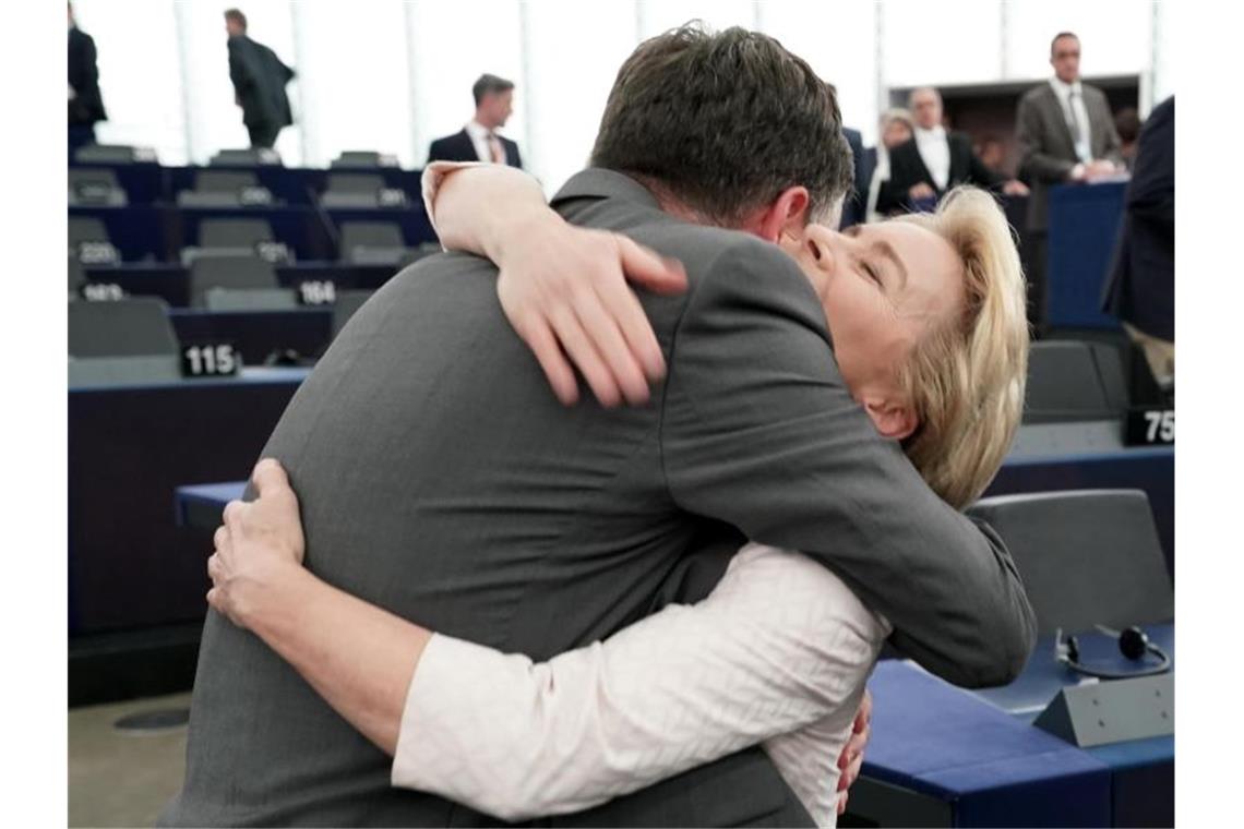 Der niedersächsische CDU-Politiker David McAllister, Abgeordneter im Europäischen Parlament, umarmt Ursula von der Leyen nach der Bekanntgabe des Wahlergebnisses im Plenarsaal. Foto: Michael Kappeler