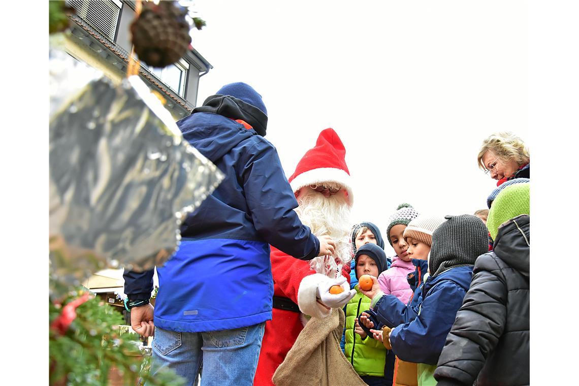Der Nikolaus erfreut die Kinder. Weihnachtsmarkt in Backnang 2025. 42. Backnange...