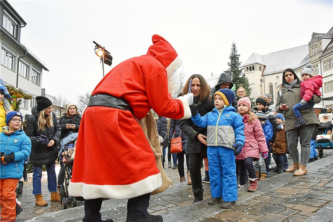Der Nikolaus erfreute die Kinder mit Süßigkeiten. „Alle Jahre wieder“ zum 40. Ba...