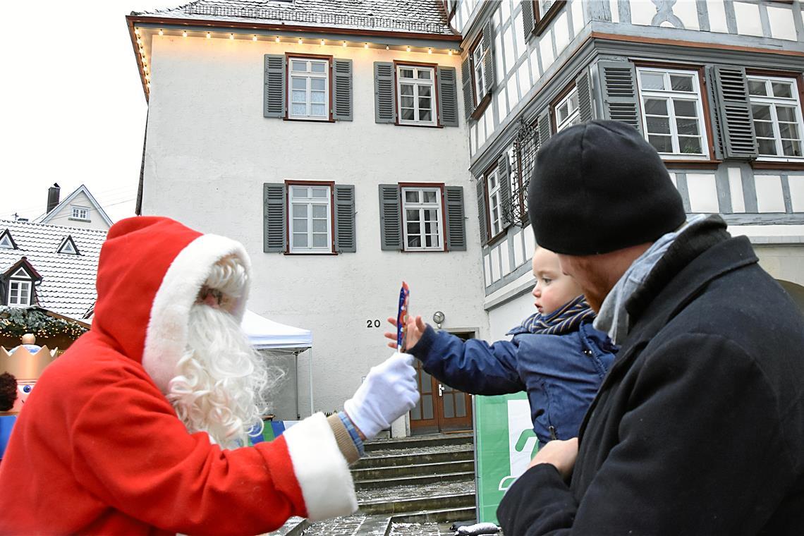 Der Nikolaus erfreute die Kinder mit Süßigkeiten. „Alle Jahre wieder“ zum 40. Ba...