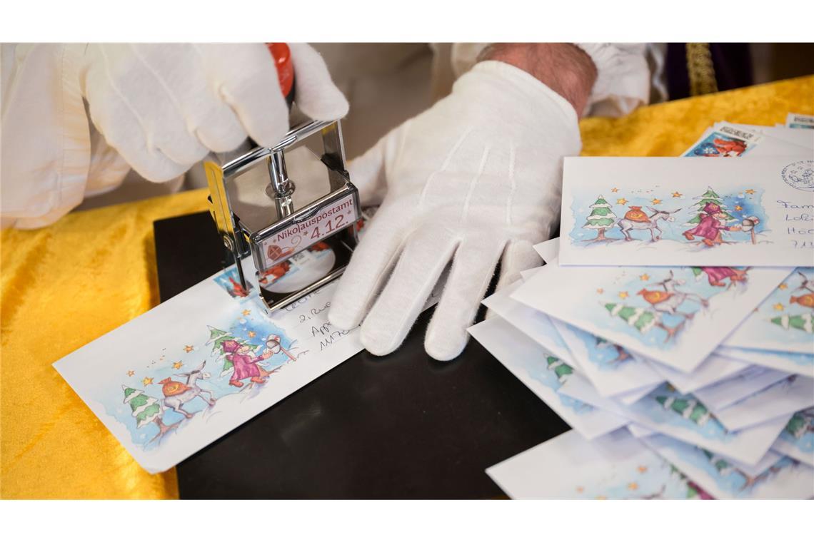 Der Nikolaus stempelt Briefe im Nikolauspostamt ab, die Kinder als Antwort auf ihre Briefe bekommen (Symbolfoto).