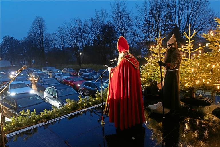 Der Nikolaus und Knecht Ruprecht im Scheinwerferlicht: Im Auenwalder Autokino wurden die Kinder mit Geschenken bedacht. Foto: J. Fiedler