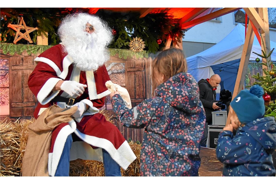 Der Nikolaus verteilt Geschenke.