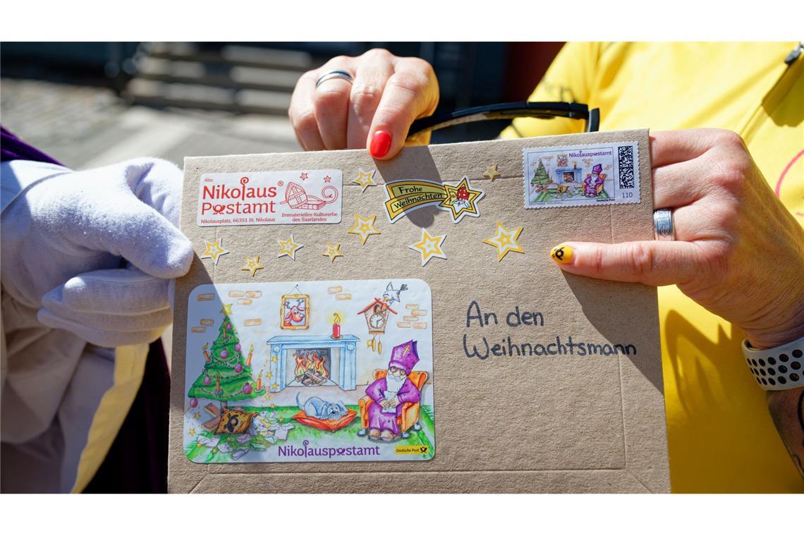 Postler radeln zum Weihnachtsmann nach Lappland Der Nikolaus wünscht sich, dass der Weihnachtsmann ihm antwortet.