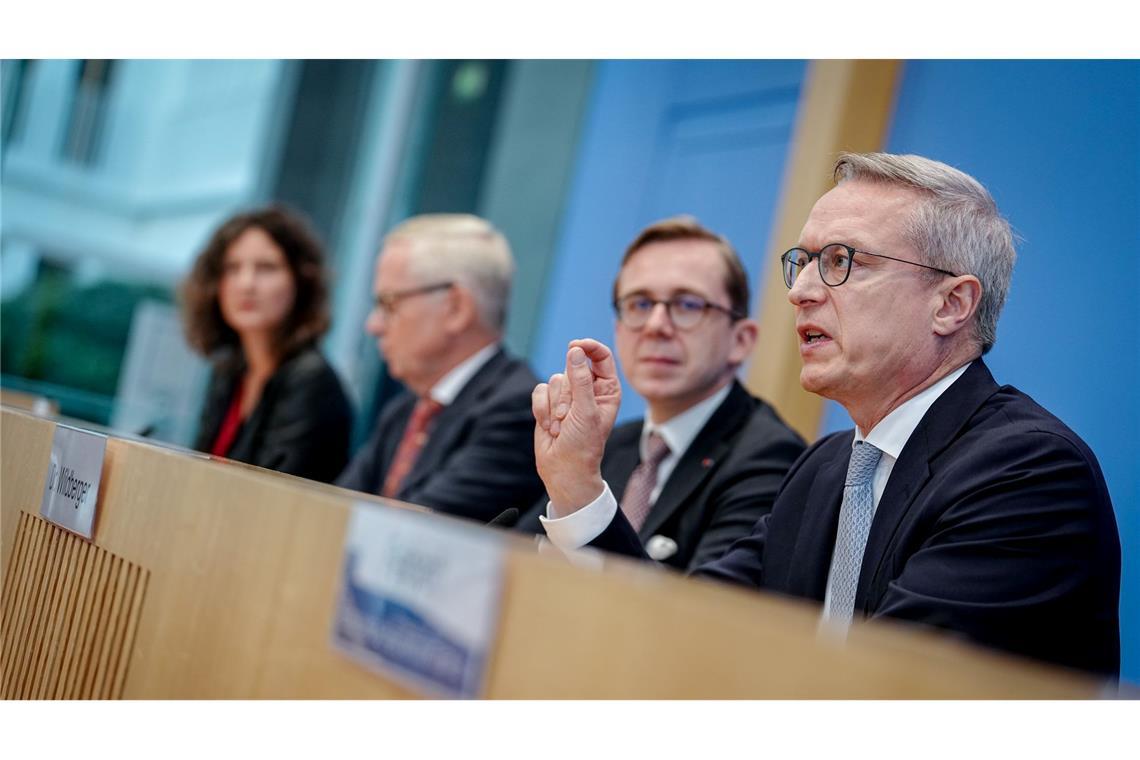 Der NKR stellt seinen Jahresbericht zusammen mit Digitalisierungsminister Karsten Wildberger (CDU) und dem Parlamentarischen Staatssekretär seines Ministeriums, Philipp Amthor (CDU), vor.