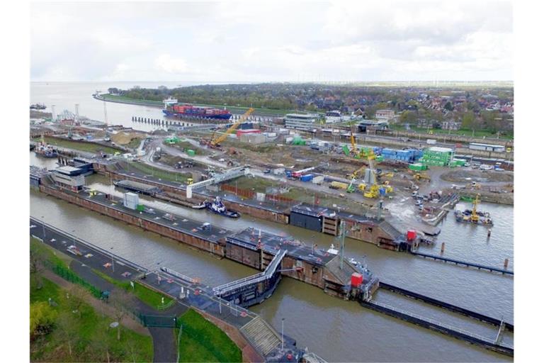 Der Nord-Ostsee-Kanal - eine der meistbefahrenen künstlichen Wasserstraßen der Welt - ist wegen eines Problems an einem Schleusentors für große Schiffe gesperrt worden. Foto: Carsten Rehder
