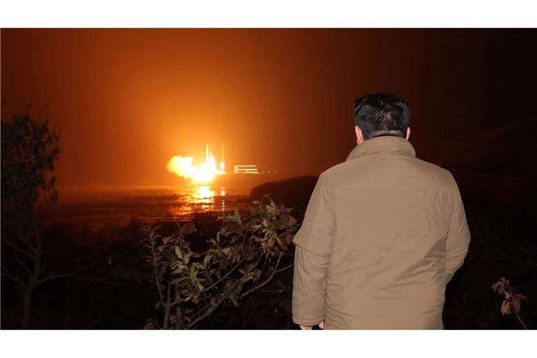 Der nordkoreanische Machthaber Kim Jong Un beobachtet den Start einer Rakete vom Typ "Chollima-1". Der Inhalt dieses Bildes kann nicht unabhängig verifiziert werden.