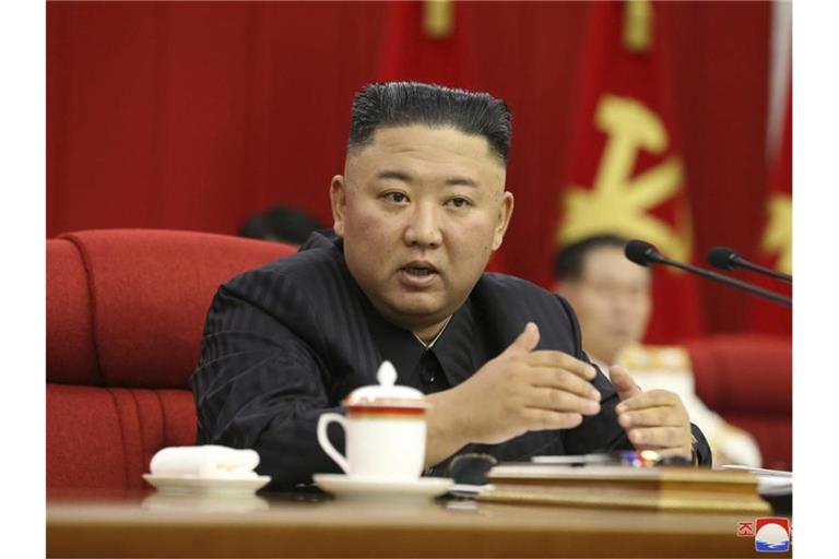Der nordkoreanische Machthaber Kim Jong Un soll seiner Regierung befohlen haben, auf eine Konfrontation mit der Biden-Administration vorbereitet zu sein. Foto: KCNA/KNS via AP/dpa