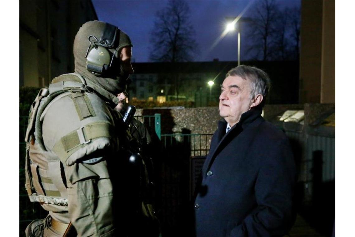 NRW-Polizei im Kampf gegen Clan-Kriminalität Der nordrhein-westfälische Innenminister Herbert Reul (CDU) spricht mit einem Polizisten der Spezialeinheiten. Foto: Roland Weihrauch/dpa