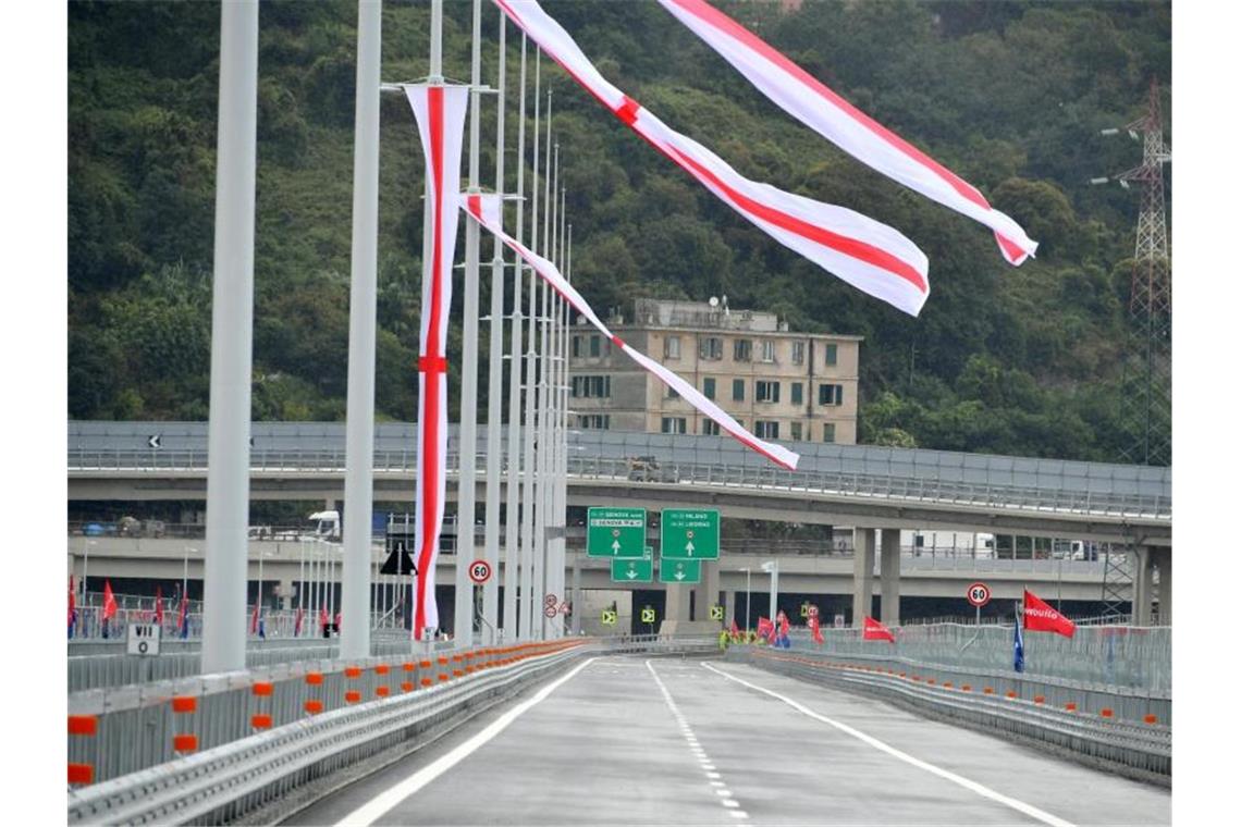 Der normale Verkehr soll ab Mitte der Woche, vermutlich ab 5. August, über die San-Giorgio-Brücke rollen. Foto: Gian Mattia D'Alberto/LaPresse/AP/dpa