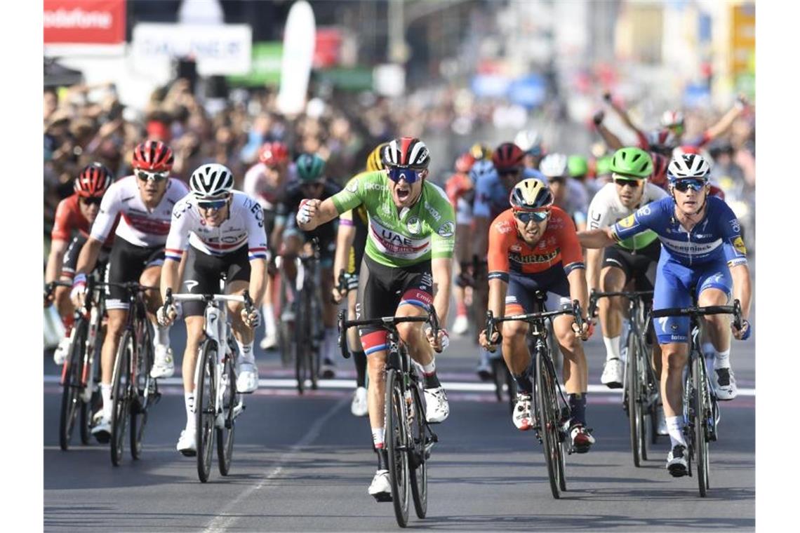 „Geiles Feeling“, aber abgehängt: Ackermann verliert Führung Der Norweger Alexander Kristoff (M.) bejubelt seinen Sieg auf der zweiten Etappe der Deutschland Tour. Foto: Bernd Thissen