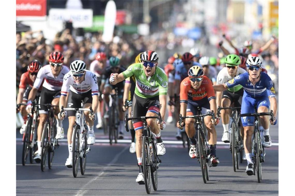 Der Norweger Alexander Kristoff (M.) bejubelt seinen Sieg auf der zweiten Etappe der Deutschland Tour. Foto: Bernd Thissen