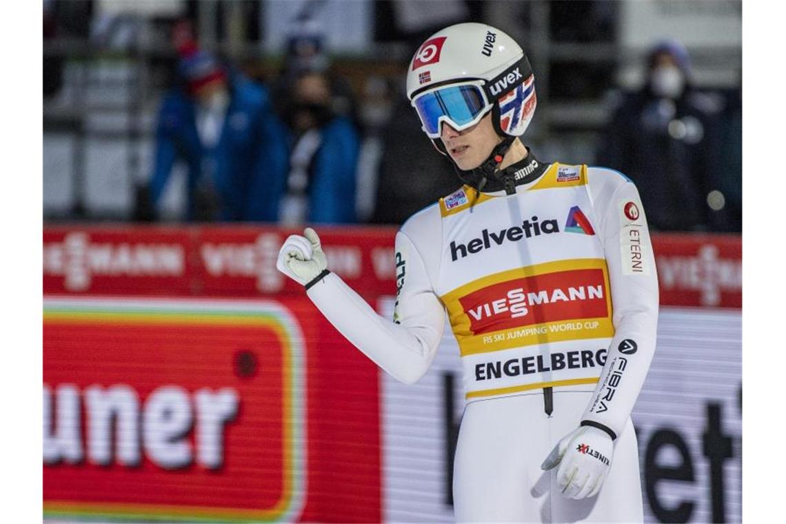 Eisenbichlers Attacke auf den Tournee-Adler Der Norweger Halvor Egner Granerud geht als Favorit in die 69. Vierschanzentournee. Foto: Urs Flueeler/KEYSTONE/dpa