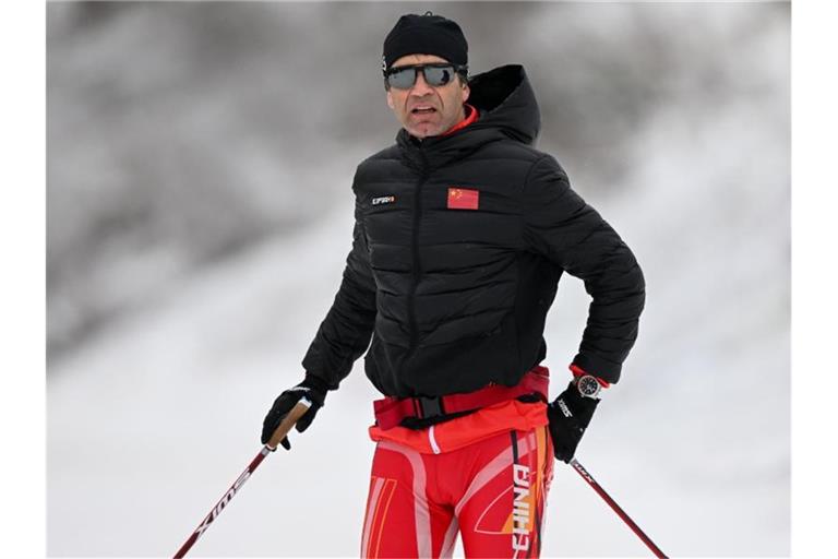 Der Norweger Ole Einar Bjoerndalen, Trainer der chinesischen Mannschaft, steht an der Strecke. Foto: Hendrik Schmidt/dpa-Zentralbild/dpa
