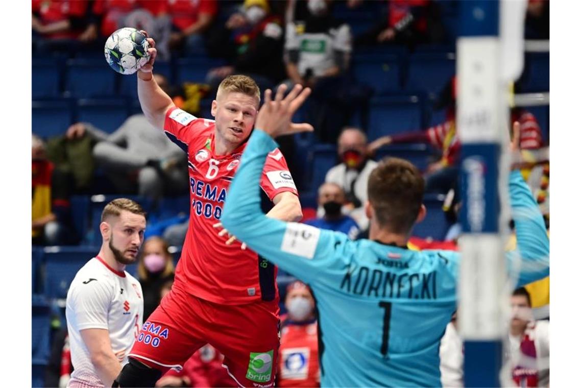 Norwegen mit Kantersieg vor Duell mit deutschen Handballern Der Norweger Sebastian Barthold (M) kommt zum Wurf auf das polnische Tor. Foto: Marijan Murat/dpa
