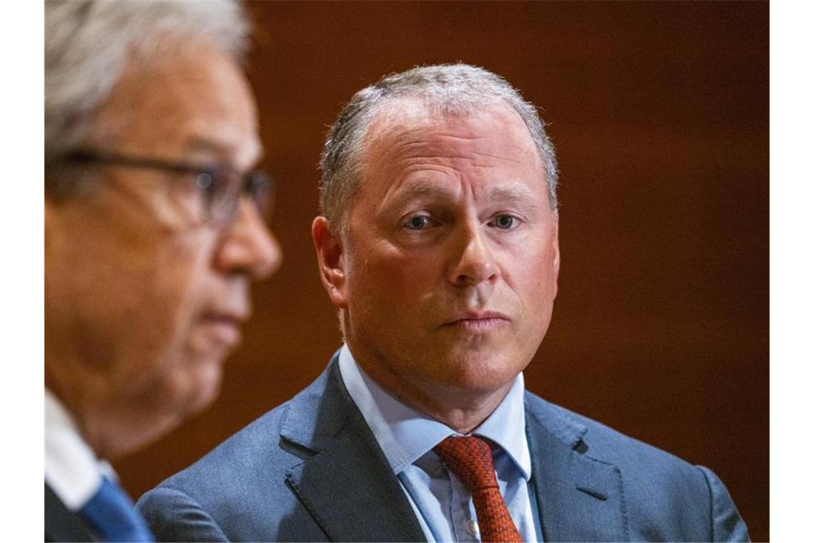 Der norwegische Hedgefonds-Milliardär Nicolai Tangen (r) und Öystein Olsen (l), Gouverneur der norwegischen Zentralbank, nehmen an einer Pressekonferenz zu Tangens Vertrag als neuer CEO von Norges Bank Investment Management teil. Foto: Hakon Mosvold Larsen/NTB scanpix/AP/dpa