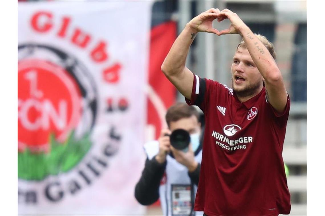 Nürnberg nach klarem Sieg weiter unbesiegt - Kiel nur Remis Der Nürnberger Johannes Geis jubelt über seinen Treffer zum 3:0. Foto: Daniel Karmann/dpa