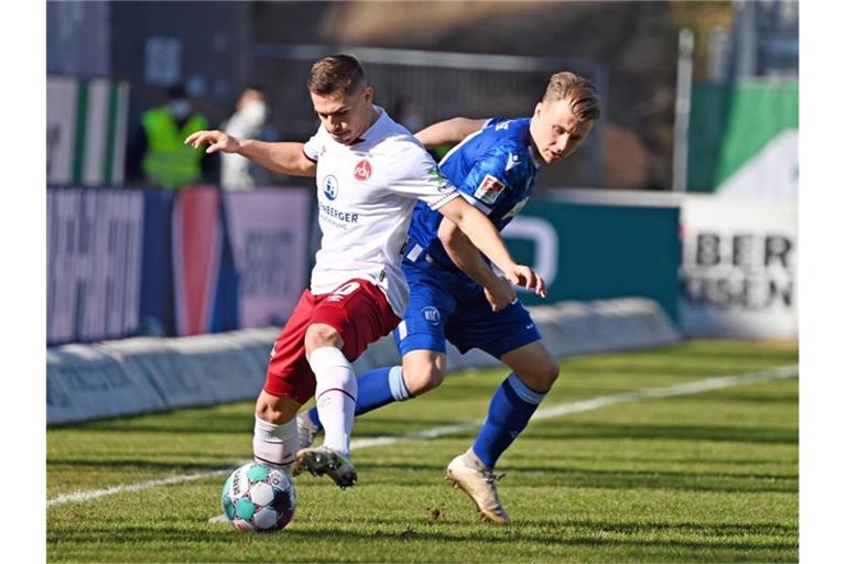 Der Nürnberger Nikola Dovedan und der Karlsruher Marco Thiede (l-r.) in Aktion. Foto: Uli Deck/dpa