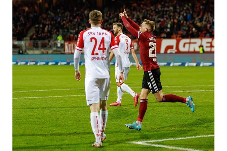 Der Nürnberger Pascal Köpke (r) jubelt nach seinem Kopfball zum 1:0 im Spiel gegen Jahn Regensburg. Foto: Daniel Löb/dpa