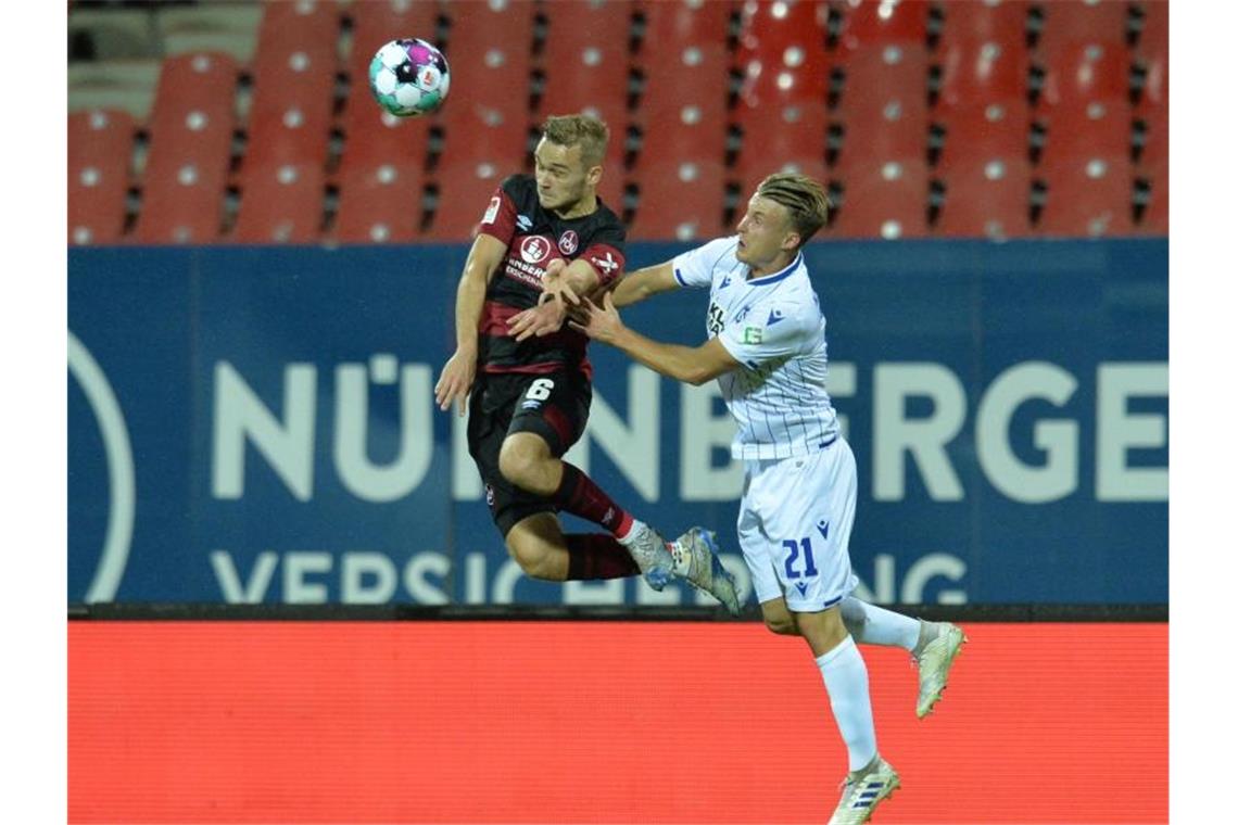 Lohkempers Bogenlampe zu wenig: Nürnberg nur Remis gegen KSC Der Nürnberger Tim Handwerker und der Karlsruher Marco Thiede (l-r.) in Aktion. Foto: Timm Schamberger/dpa