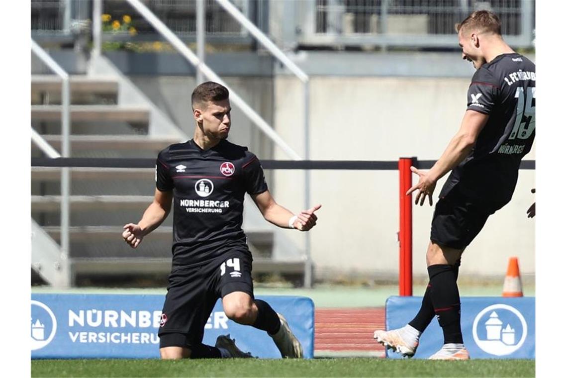 Haken unter Abstiegskampf: „Club“ kommt gerade ins Rollen“ Der Nürnberger Tom Krauß (l) jubelt mit Fabian Nürnberger. Foto: Daniel Karmann/dpa