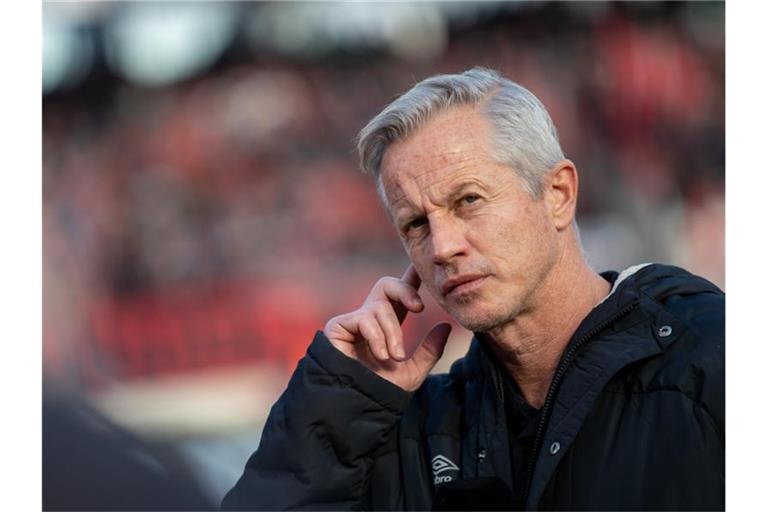 Der Nürnberger Trainer Jens Keller steht vor Spielbeginn auf dem Platz. Foto: Daniel Karmann/dpa/Archivbild
